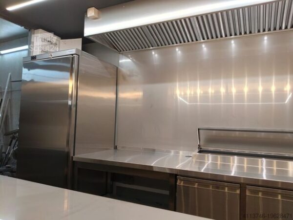 Renault Master Food Truck – Modern Build with Sleek Exterior - Image 6
